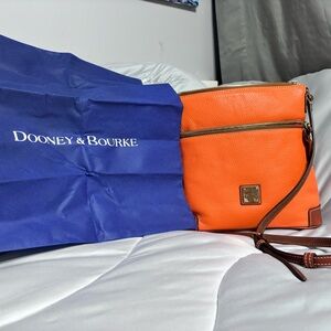 Beautiful Fall/Winter Dooney&Bourke Crossbody 
.